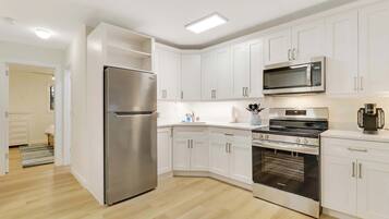 Fridge, microwave, oven, coffee/tea maker