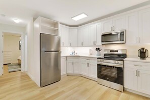 Fridge, microwave, oven, coffee/tea maker - Sailfish Suites - 11 - Waterfront (Stuart)