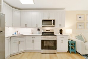 Kühlschrank, Mikrowelle, Ofen, Wasserkocher mit Kaffee-/Teezubehör