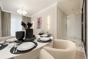 Apartment, 2 Schlafzimmer, Balkon | Essbereich im Zimmer