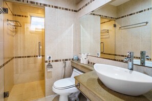 Ducha, secador de pelo, bidé y toallas