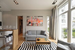 2-Room Apartment Emerald Sun 49 m² | Living area | 36-inch flat-screen TV with cable channels - Downtown Apartments Living  (Berlin)