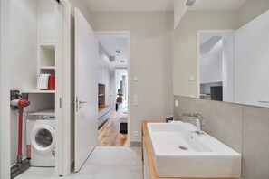 Studio, pemandangan halaman | Kamar mandi | Shower, pancuran hujan, pengering rambut, dan handuk