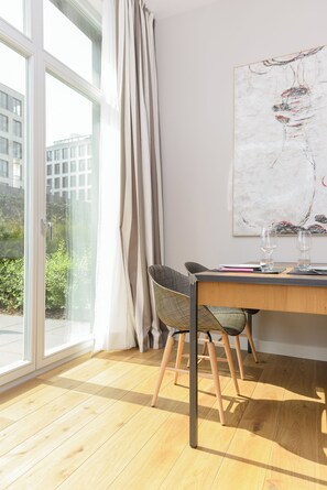 Apartament, vistes al pati | Zona de menjador de l'habitació