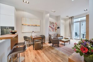 Apartemen, pemandangan halaman | Area keluarga | Televisi layar datar 36-inci dengan saluran TV kabel