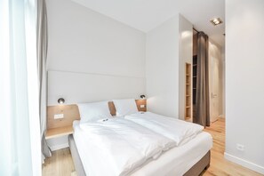 Apartemen, pemandangan halaman | 1 kamar tidur, seprai antialergi, brankas, dan meja kerja