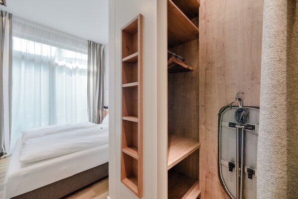 Apartament, vistes al pati | 1 dormitori, roba de llit hipoal·lergògena i caixa forta a l'habitació