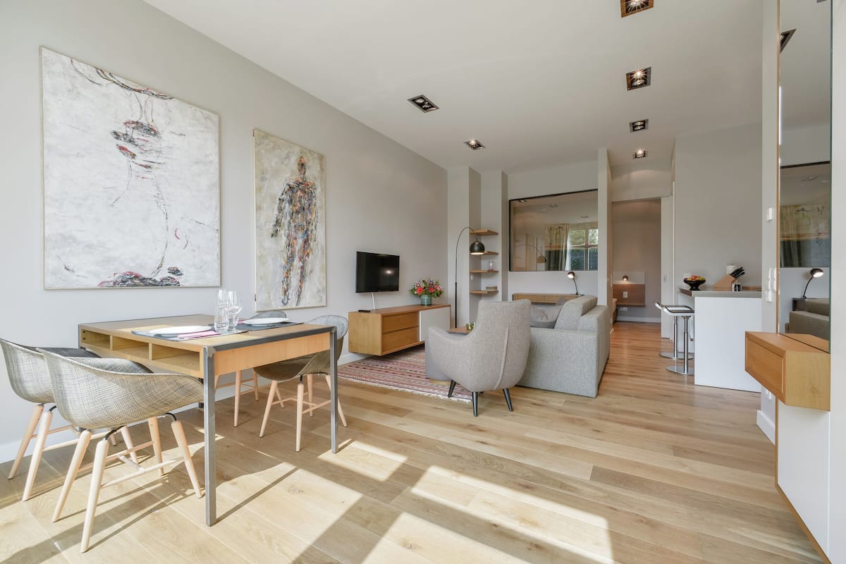 2-Raum Apartment Evergreen Bliss 63 m² | Wohnbereich | 36-Zoll-Flachbildfernseher mit Kabelempfang