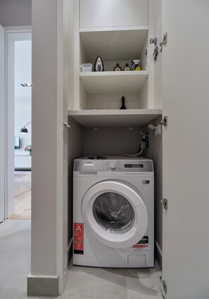 Apartament, vistes al pati | Sala d'estar | Televisor de pantalla plana de 36 polzades amb canals per cable