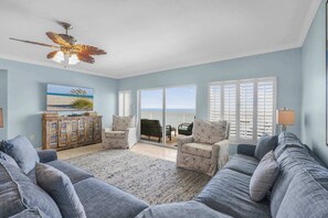 Smart TV, reproductor de DVD, libros, oficina