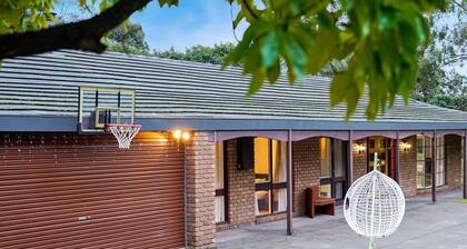 Tree-Lined Donvale Nature Family Getaway