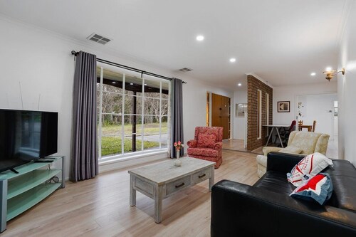 Tree-Lined Donvale Nature Family Getaway