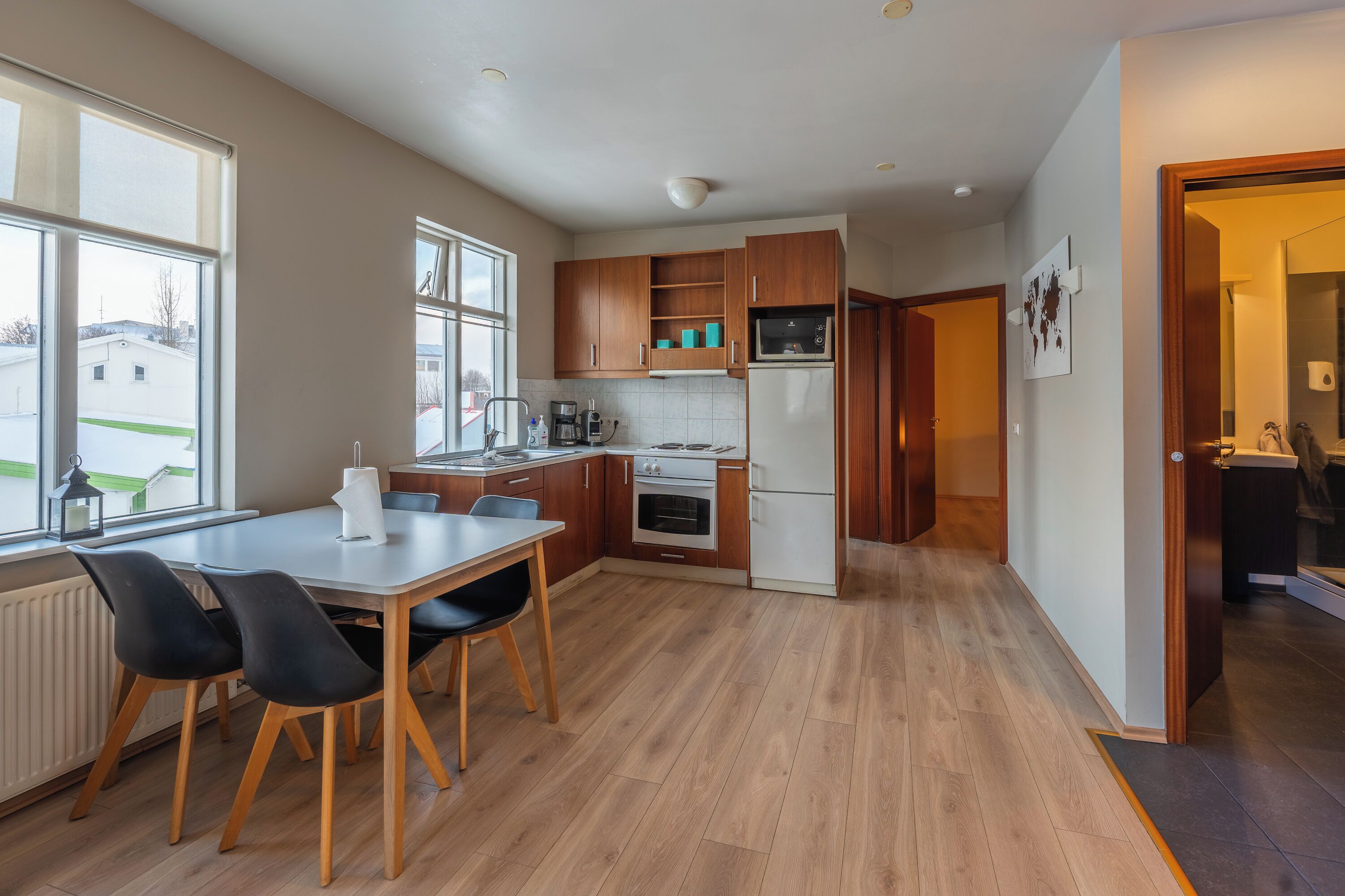 Apartamento Confort, vistas a la ciudad | Cocina privada | Cafetera o tetera, hervidor eléctrico, tostadora y mesa de comedor