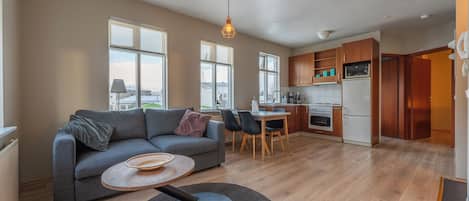 Comfort Apartment, City View | Living area