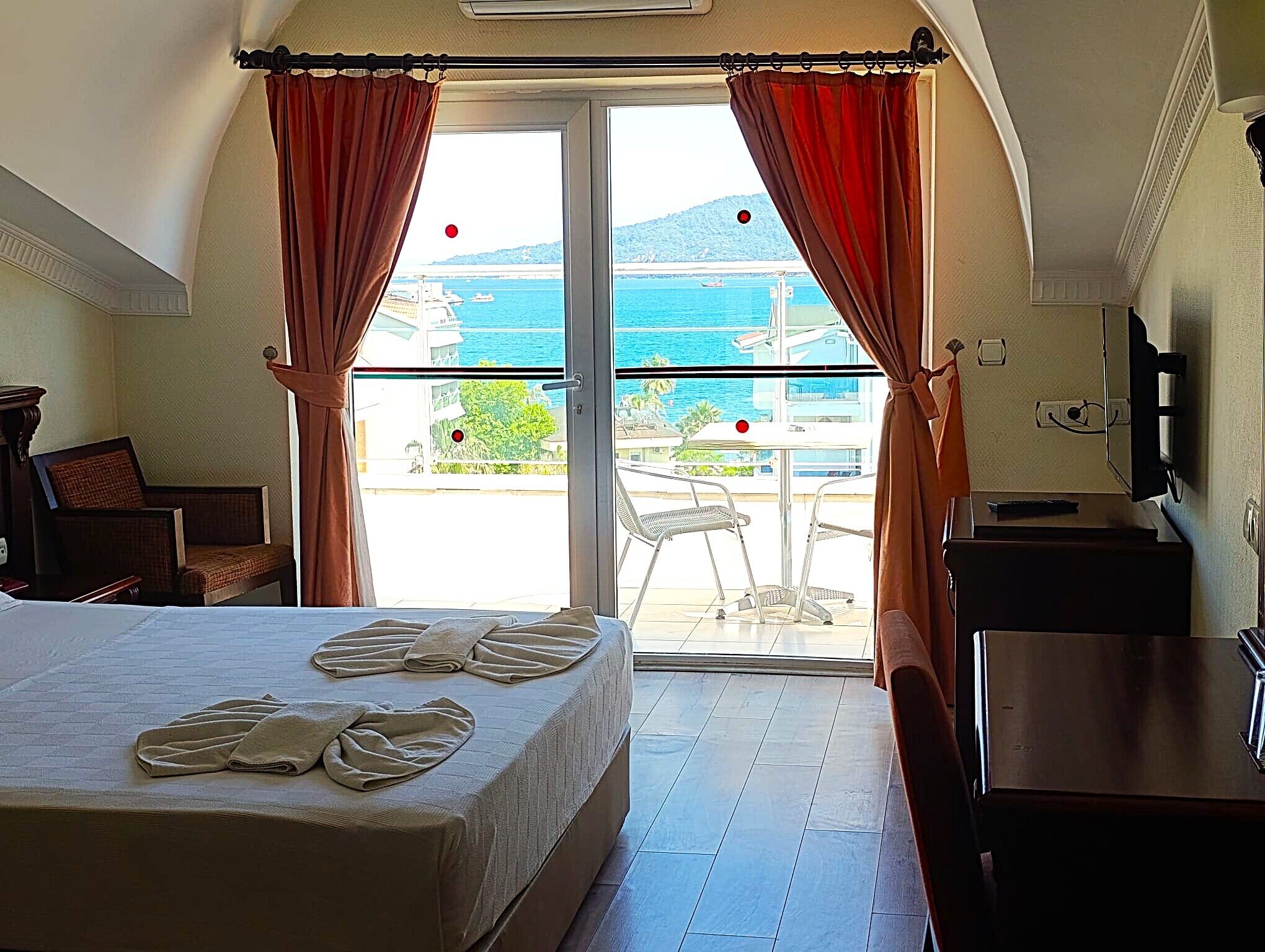 Superior Double Room, Partial Sea View | Free WiFi, bed sheets