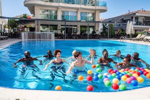 Una piscina al aire libre de temporada