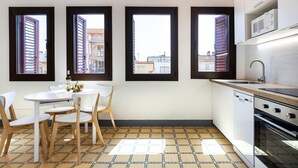 Una cocina moderna con comedor, ventanas amplias y lavavajillas.