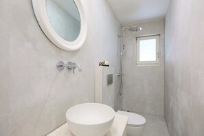 Apartment (2 Bedrooms) | Bathroom | Toilet paper