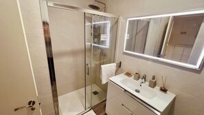 Chuveiro, secador de cabelo, toalhas de banho, sabonete