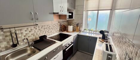 Kühlschrank, Mikrowelle, Ofen, Herdplatte