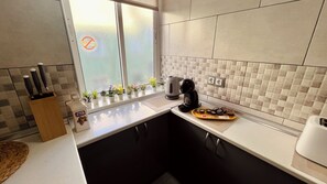 Cafeteira/chaleira, geladeira, micro-ondas, fogão