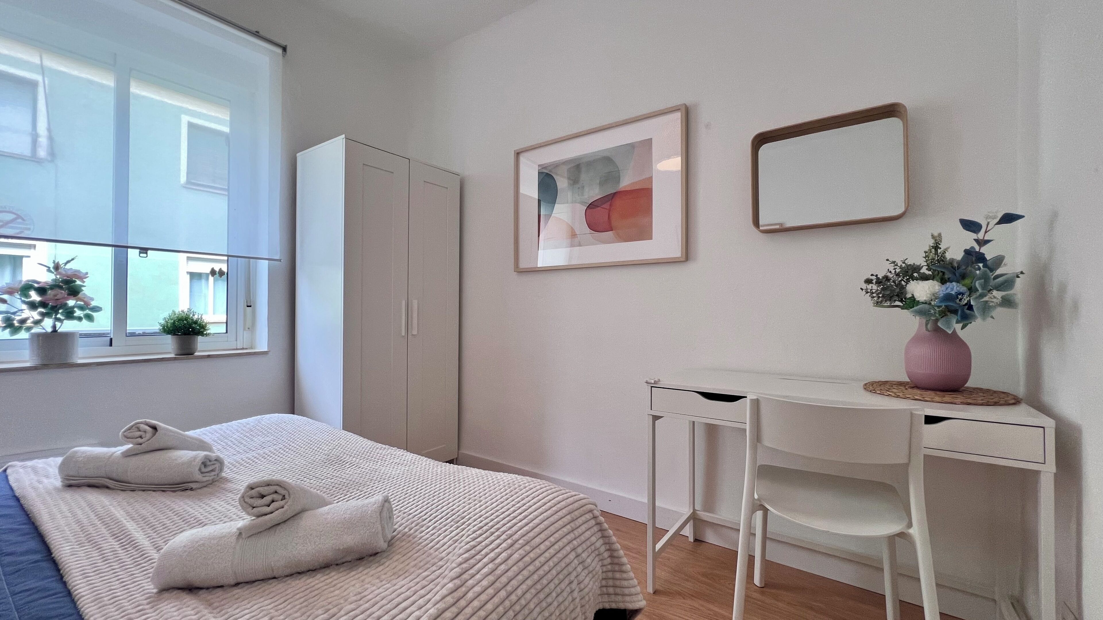4 bedrooms, desk, iron/ironing board, free WiFi