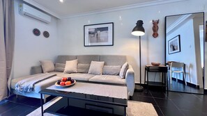 TV - Cool, Modern and Snug 3BR Apartment Peachy Stays (Málaga)