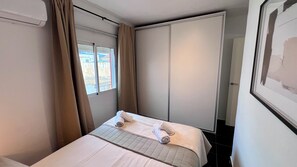3 bedrooms, desk, iron/ironing board, free WiFi - Cool, Modern and Snug 3BR Apartment Peachy Stays (Málaga)
