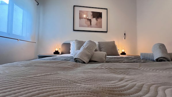 3 habitaciones, escritorio, tabla de planchar con plancha y wifi gratis 