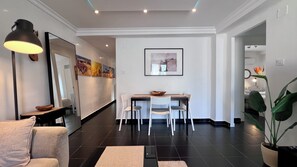 Interior - Cool, Modern and Snug 3BR Apartment Peachy Stays (Málaga)