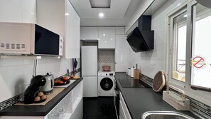 Coffee/tea maker, fridge, microwave, oven - Cool, Modern and Snug 3BR Apartment Peachy Stays (Málaga)