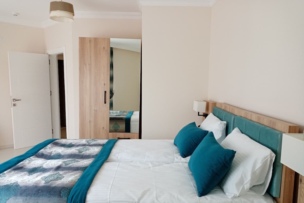 Comfort Apartment, 3 Bedrooms, Non Smoking | Desk, free cribs/infant beds, free WiFi, bed sheets