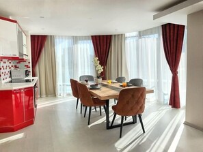 Stort kylskåp, mikrovågsugn, spishäll och diskmaskin