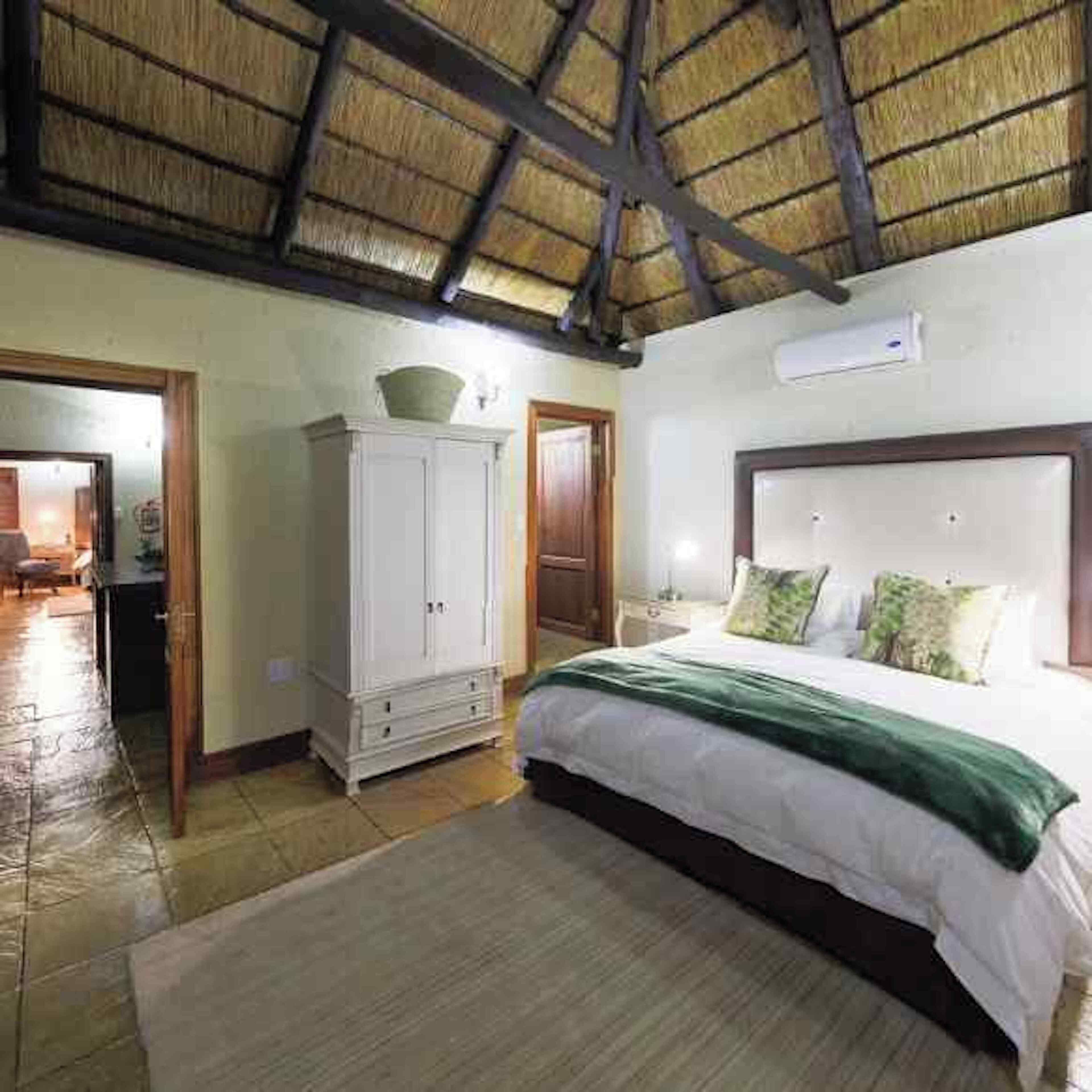 Ein Schlafzimmer mit Bett, Kleiderschrank und Deckenventilator.