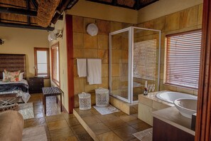 Suite supérieure, vue sur la montagne | Salle de bain | Douche, douche cascade, séchoir à cheveux, peignoirs