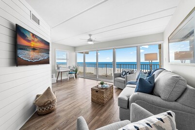 Oceanfront Penthouse Condo - Beach, Pool, Elevator, & Close to Everything!
