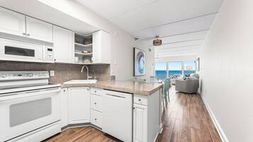 Een koelkast, een magnetron, een oven, een kookplaat