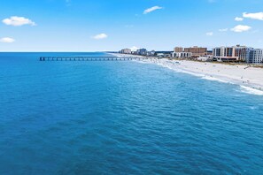 Plage, chaises longues, serviettes de plage