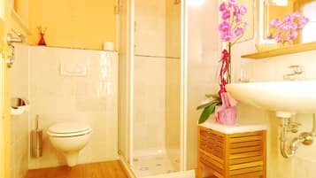 Doppel- oder Zweibettzimmer | Badezimmer | Dusche, Haartrockner, Fußbodenheizung (Badezimmer), Handtücher