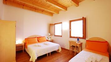 Deluxe kamer, 1 twee- of 2 eenpersoonsbedden, toegankelijk voor mindervaliden | Een bureau, gratis wifi, beddengoed