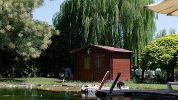 Una piscina al aire libre de temporada