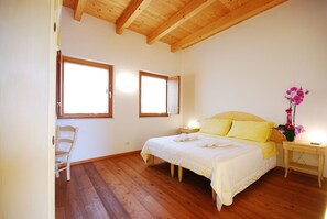 Doppel- oder Zweibettzimmer | Schreibtisch, kostenloses WLAN, Bettwäsche