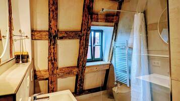 Dusche, Haartrockner, Handtücher, Seife