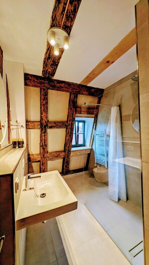 Dusche, Haartrockner, Handtücher, Seife