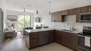 Frigorifero, tavolo da pranzo