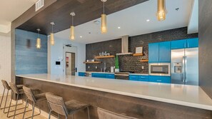 Frigorífico y mesa de comedor