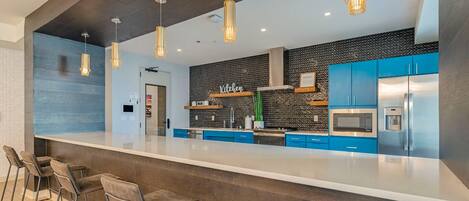 Een koelkast, een eettafel