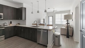 Réfrigérateur, tables à manger