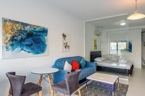 Lydisolert, strykejern/-brett og wi-fi (inkludert)