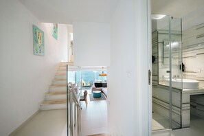 Insonorización, tabla de planchar con plancha y wifi gratis 